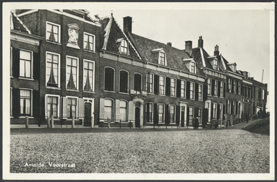 17296 Gezicht op de huizen aan de Voorstraat te Ameide.N.B. Ameide is op 1 januari 1986 opgenomen in de nieuw gevormde ...